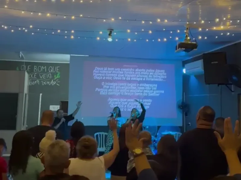 Culto na Comunidade Cristã Comunhão, com a igreja em louvor