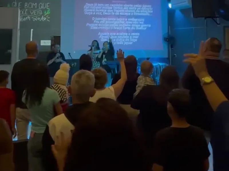 Congregação reunida durante o culto